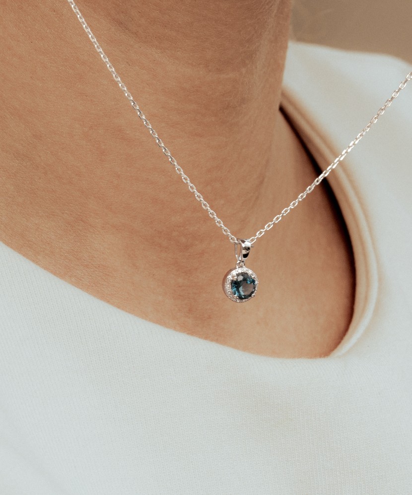 White gold pendant with London topaz and diamonds