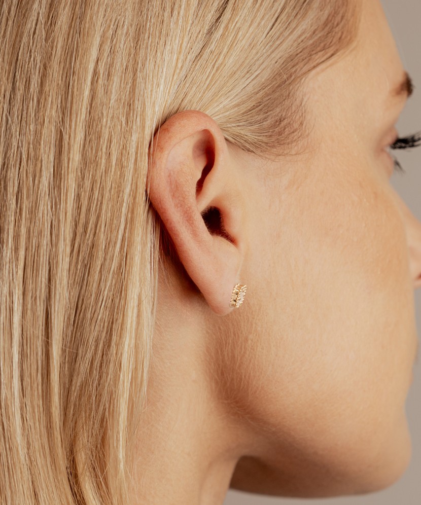 Gold earrings with nacre