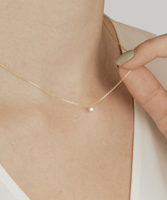 Yellow gold chain with diamond pendant