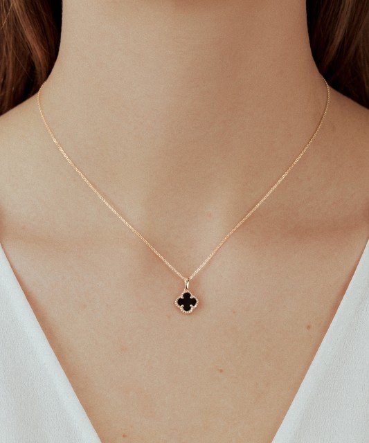 Gold pendant with onyx