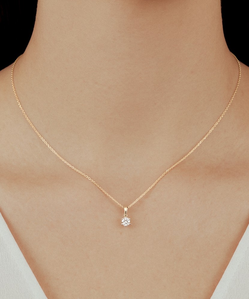 Gold pendant with zirconium