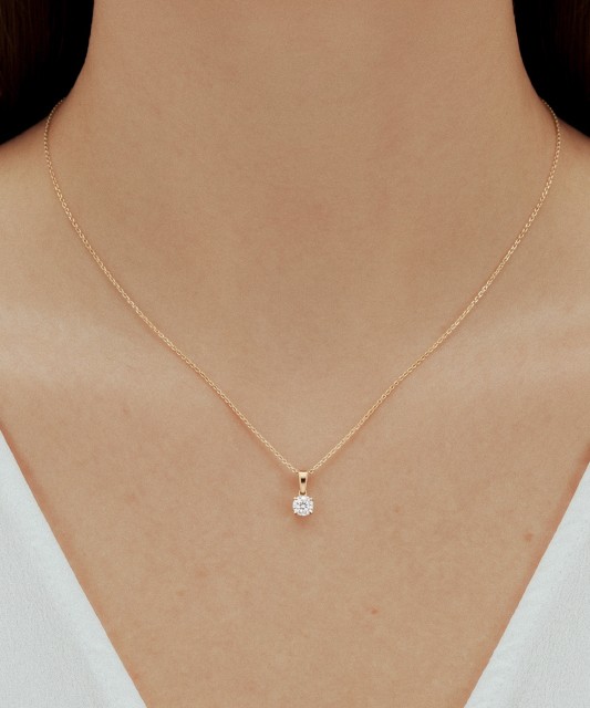 Gold pendant with zirconium