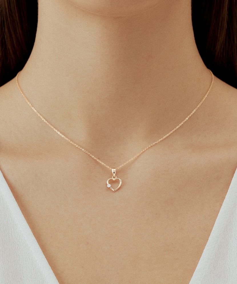Gold pendant with zirconium "heart"
