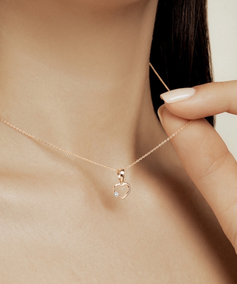 Gold pendant with zirconium "heart"
