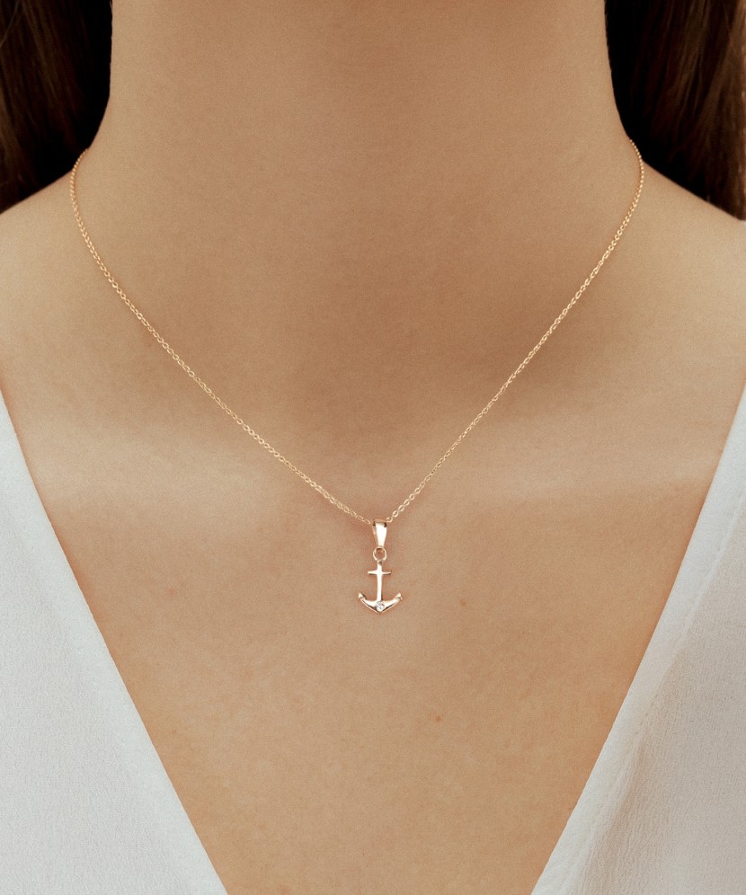 Gold pendant with zirconium "heart"