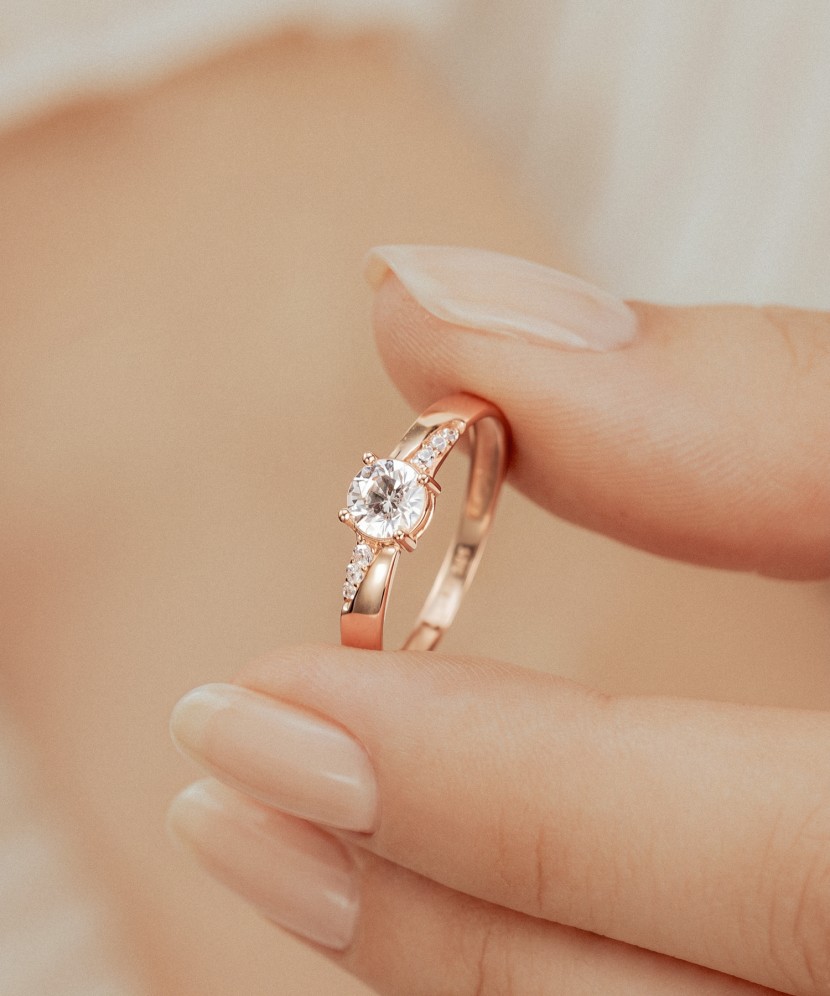 Gold ring with zircons