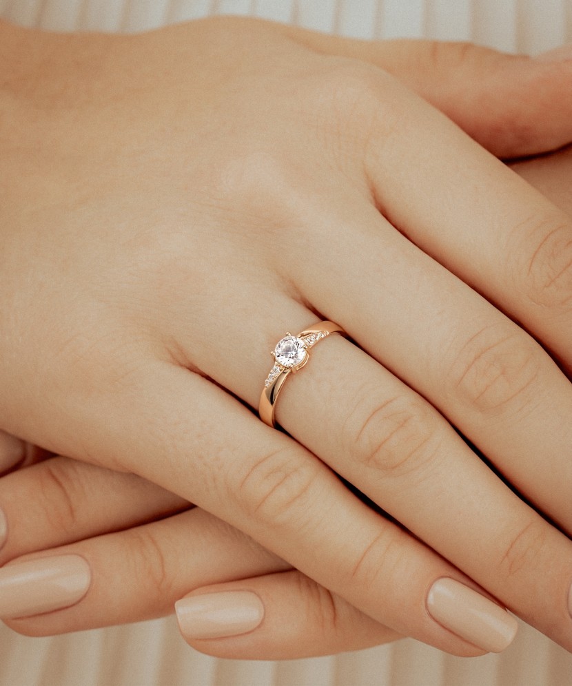 Gold ring with zircons