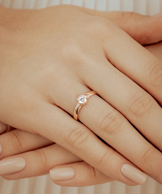 Gold ring with zircons