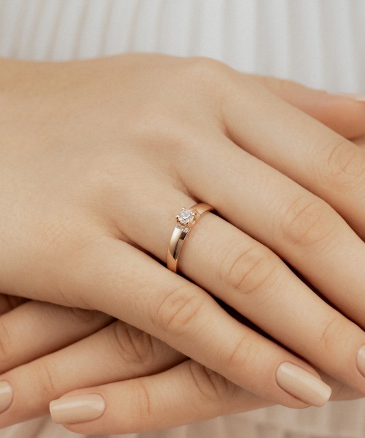 Gold ring with zircons