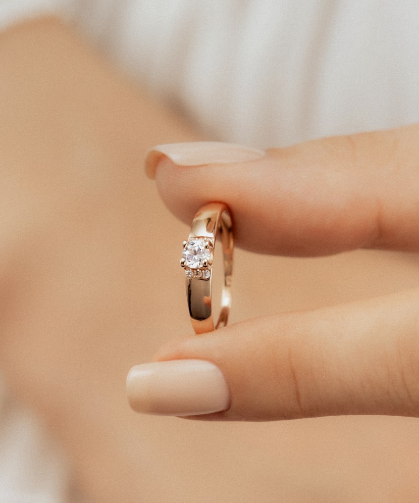 Gold ring with zircons