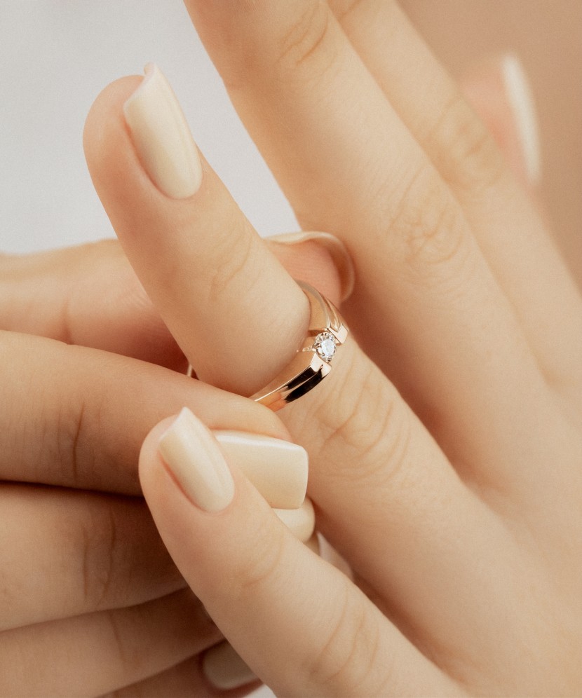 Gold ring with zirconium