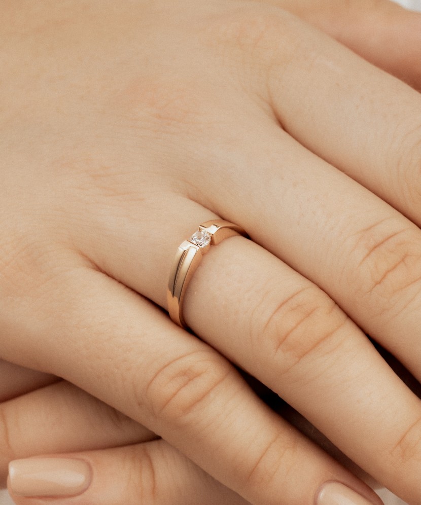 Gold ring with zirconium