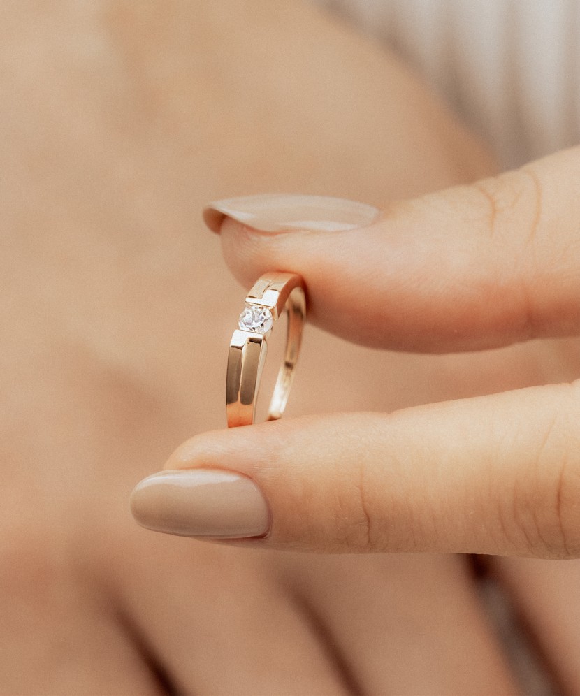Gold ring with zirconium