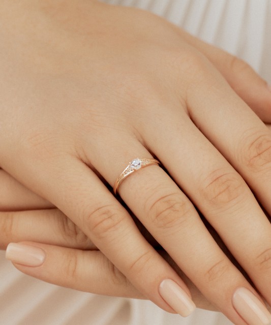 Gold ring with zircons