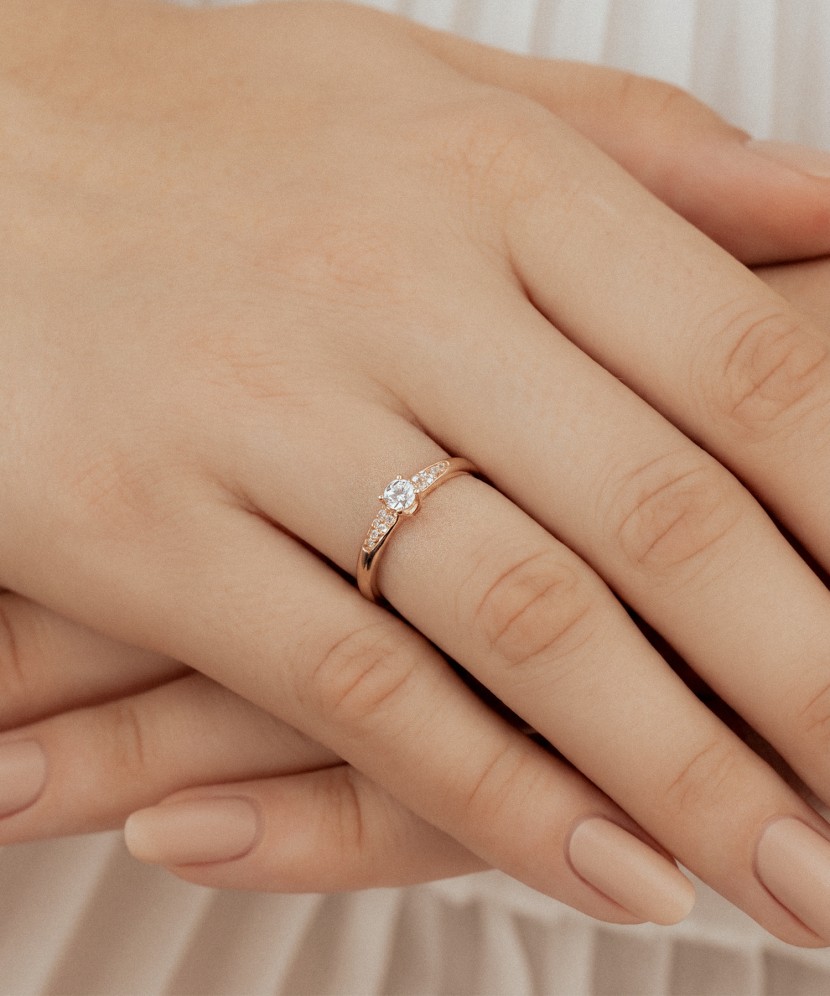 Gold ring with zircons