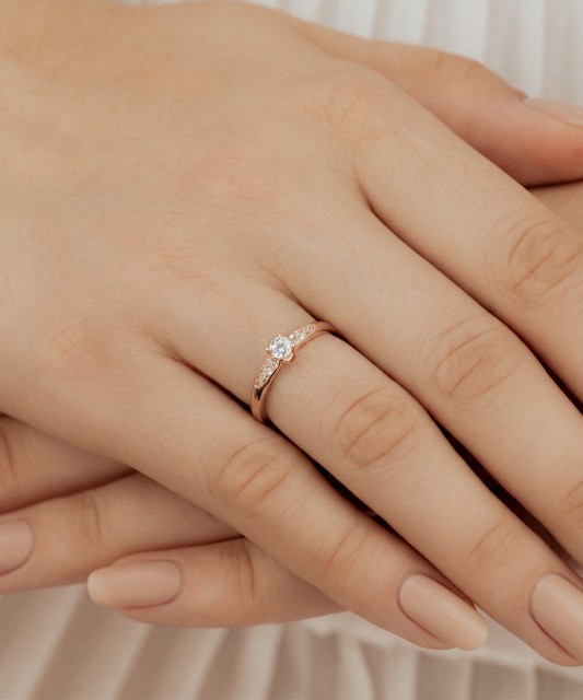 Gold ring with zircons