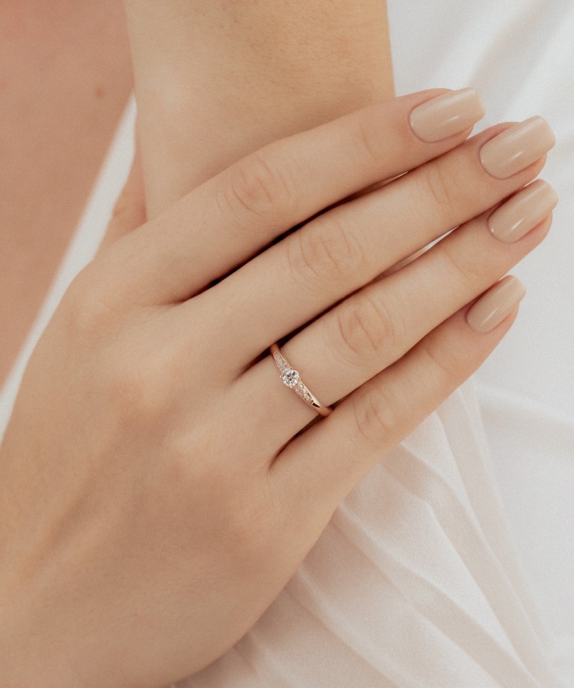 Gold ring with zircons