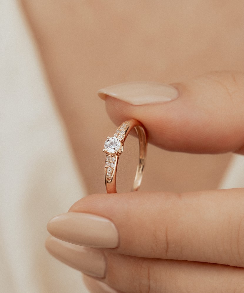 Gold ring with zircons