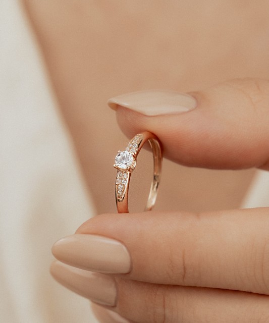 Gold ring with zircons