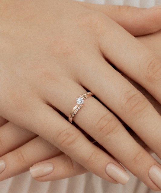 Gold ring with zircons