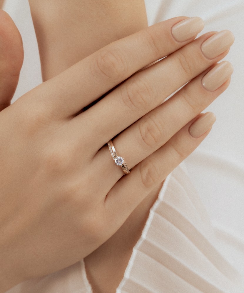 Gold ring with zircons