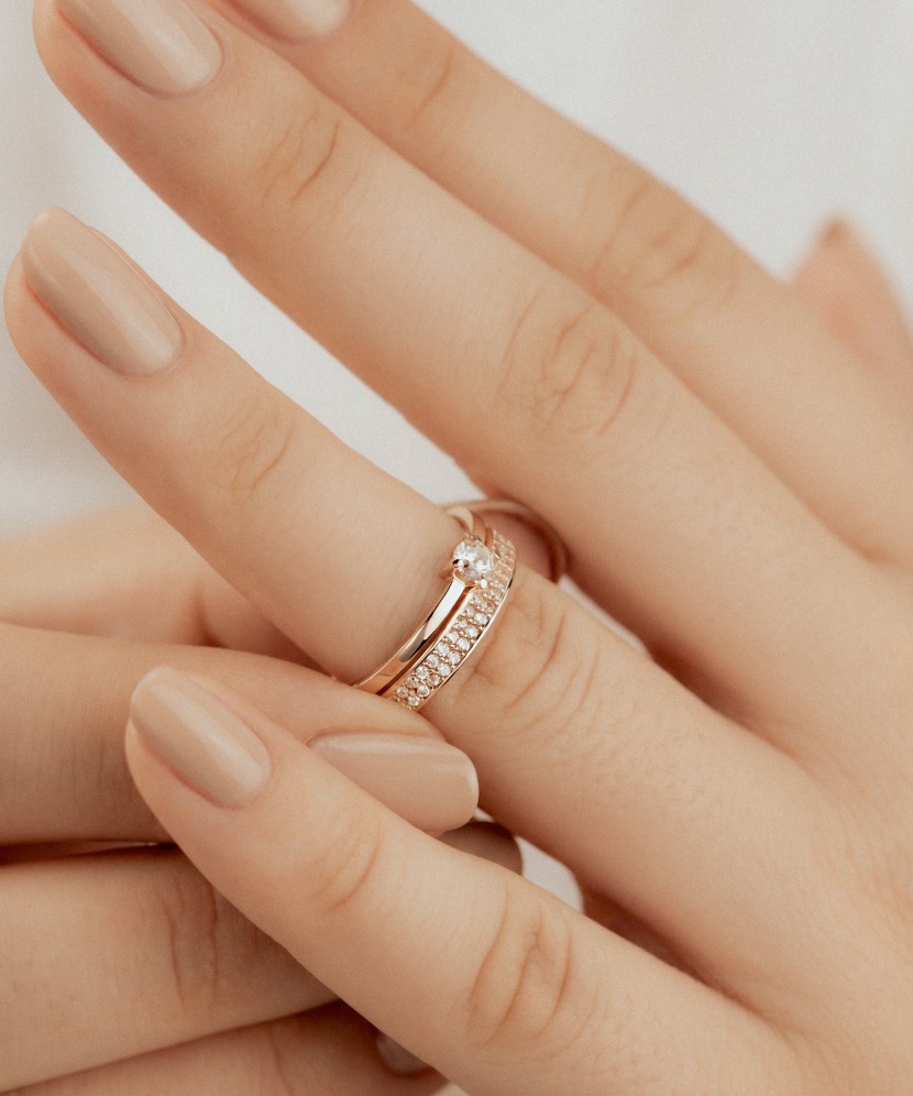Gold ring with zircons