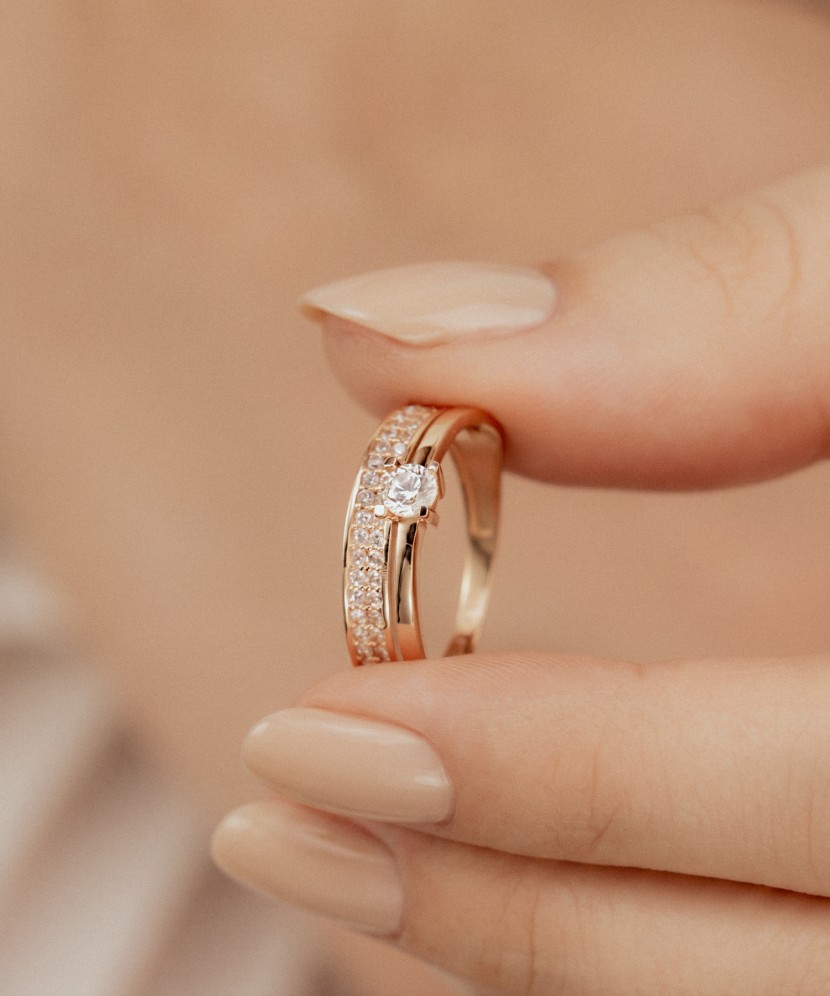 Gold ring with zircons