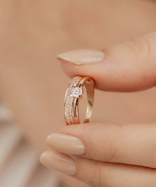 Gold ring with zircons