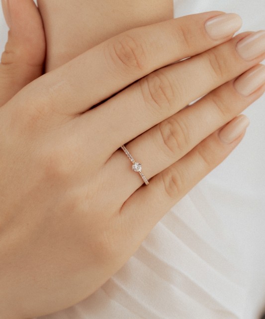 Gold ring with zircons