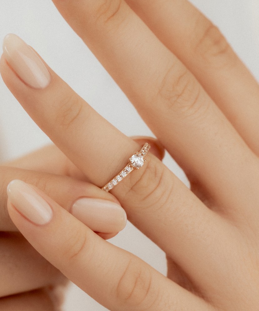 Gold ring with zircons