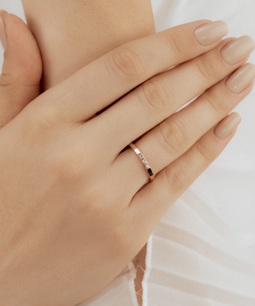 Gold ring with zircons
