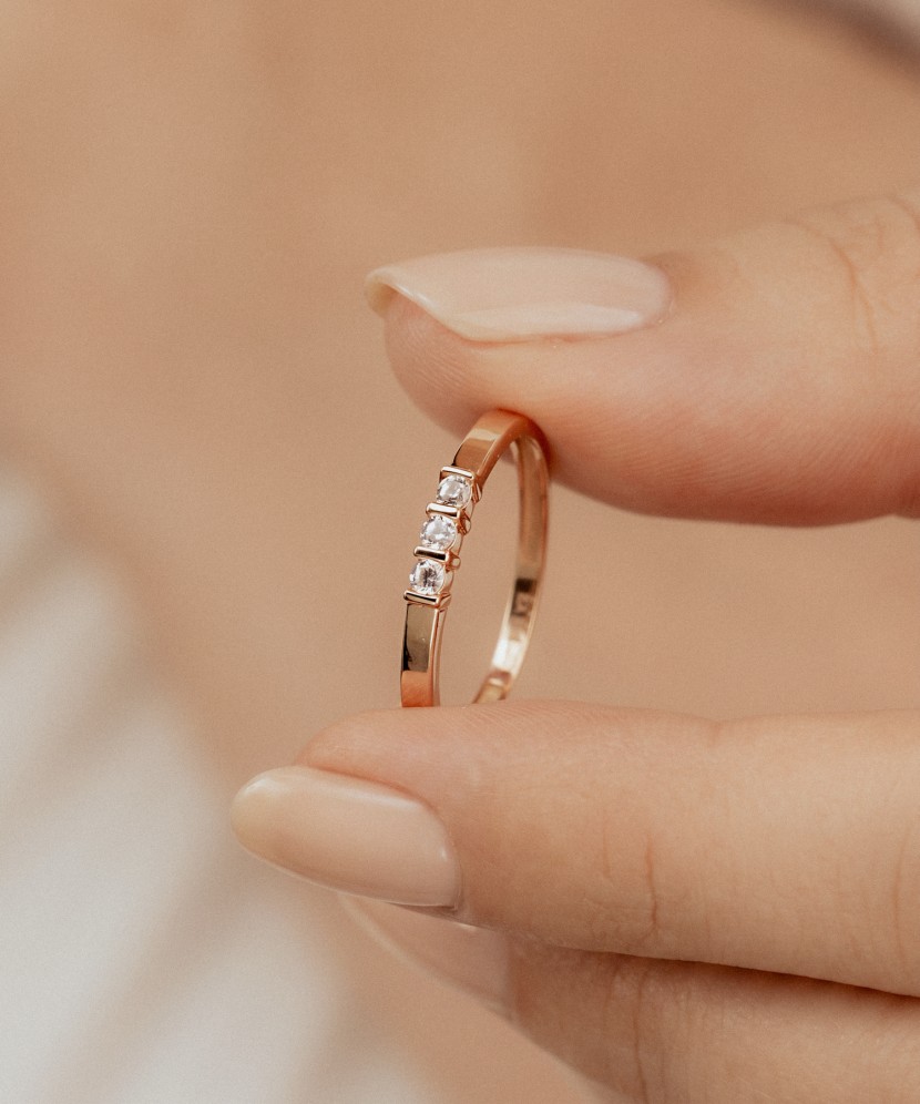 Gold ring with zircons