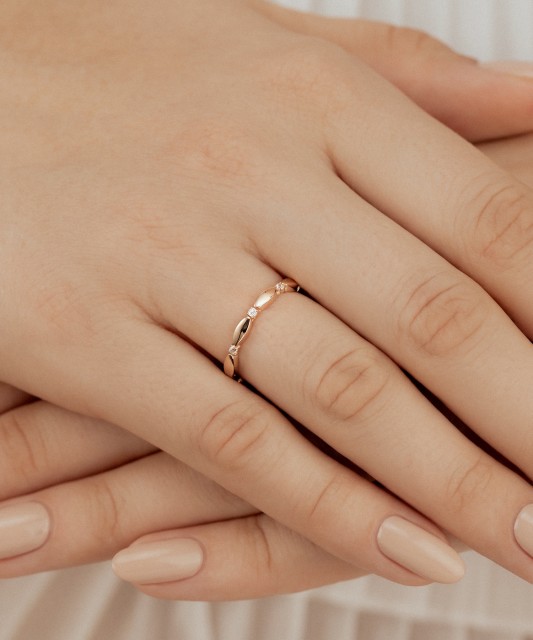 Gold ring with zircons