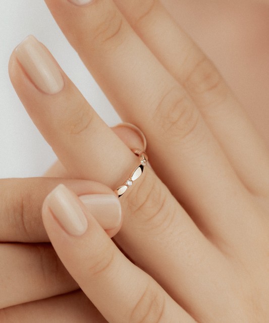 Gold ring with zircons