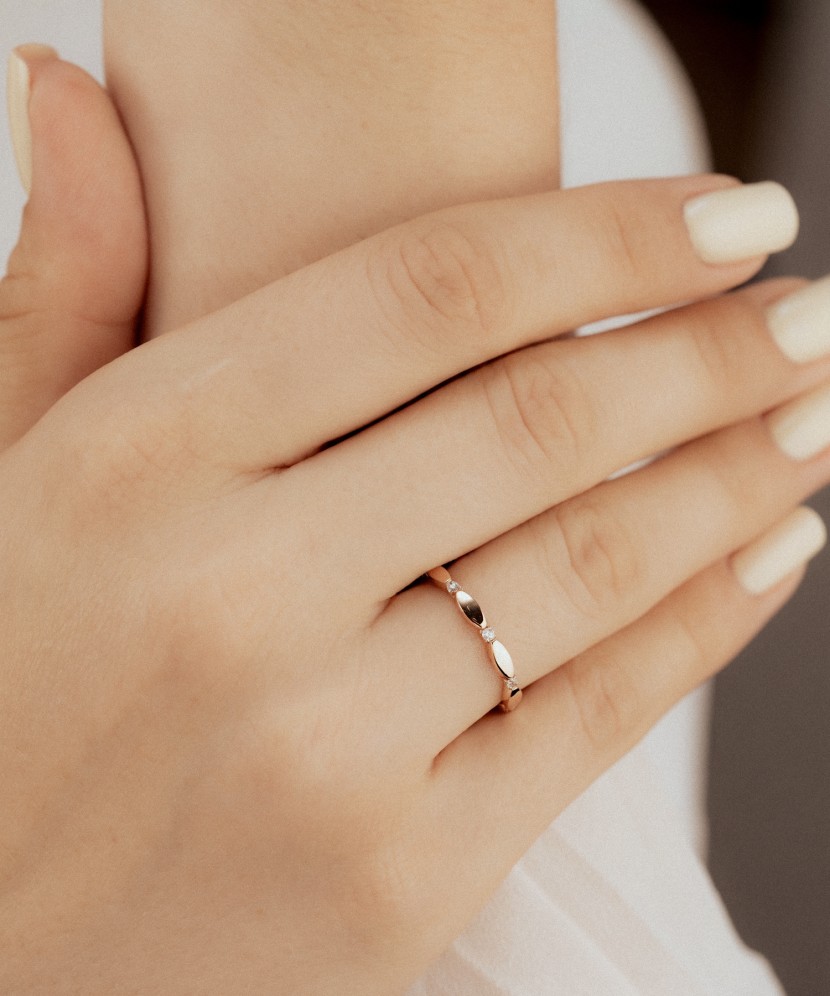 Gold ring with zircons