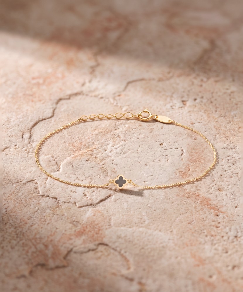 Gold bracelet with onyx
