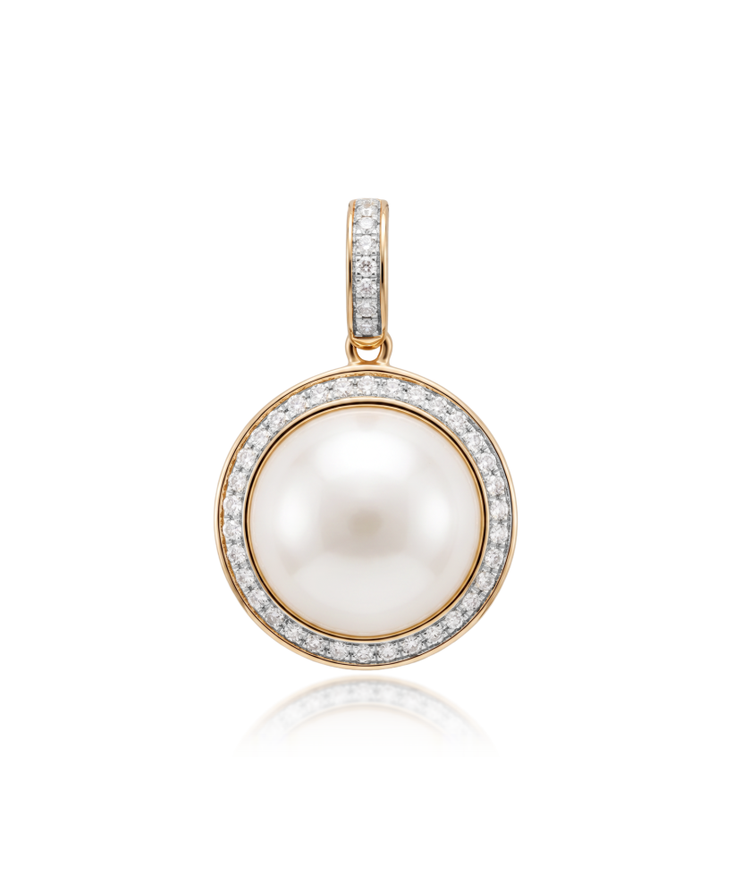 Rose gold pendant with pearl and diamonds