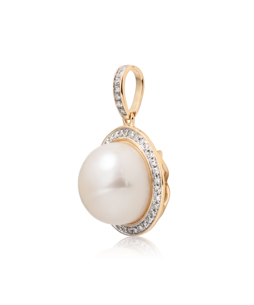 Gold pendant with pearl and diamonds