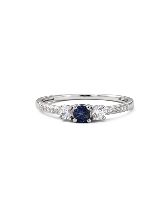 White gold ring with sapphire and diamonds