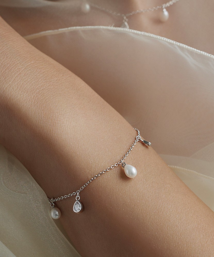 Silver bracelet with pearls