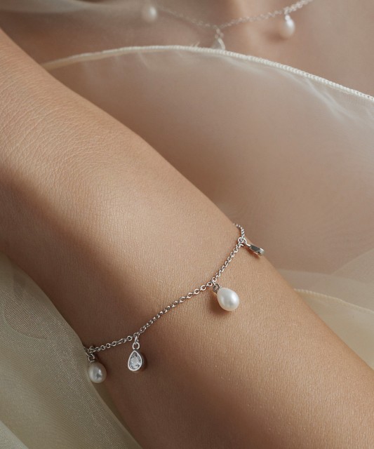 Silver bracelet with pearls