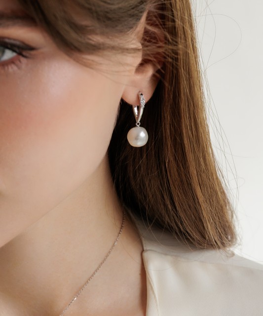 Silver earrings with Edison pearls