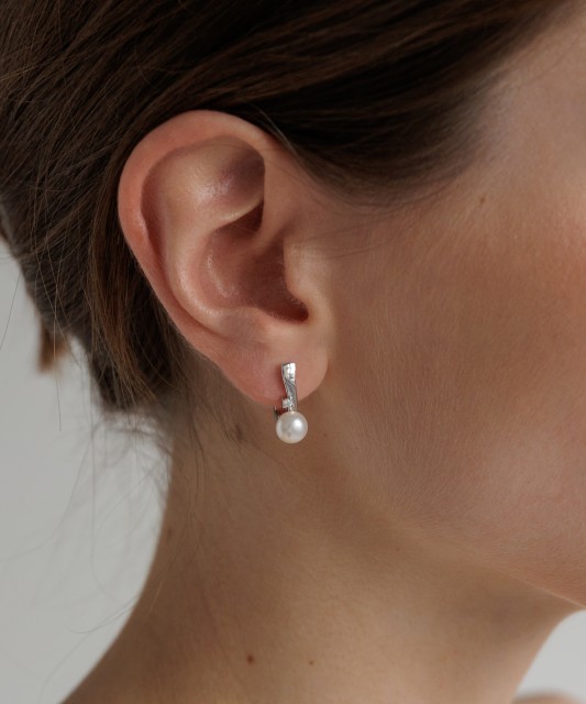 Silver earrings with pearls