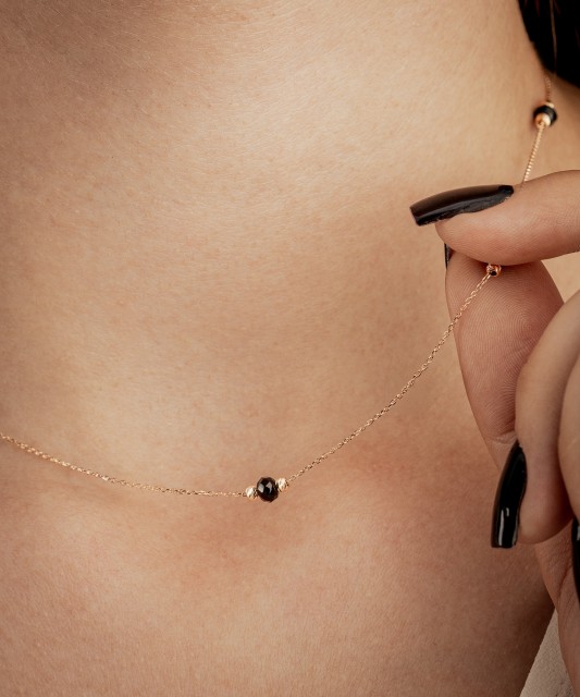 Gold chain with onyx