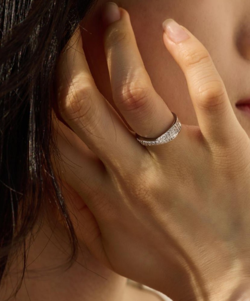 Sterling silver ring with zirconium