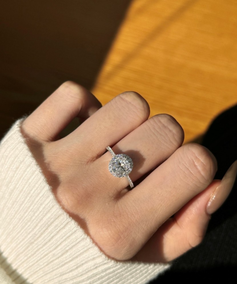 Silver ring with moissanites 1CT