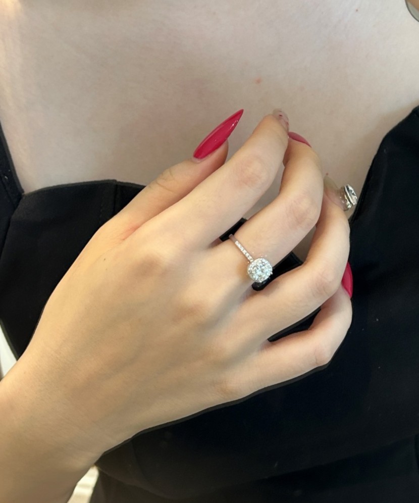Silver ring with moissanites 1CT
