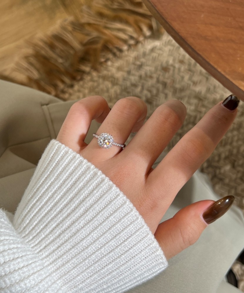 Silver ring with moissanites 1CT