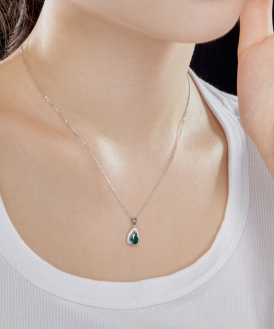 Silver chain with zircon pendant