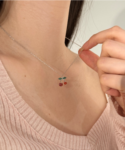 Silver chain with zircon pendant